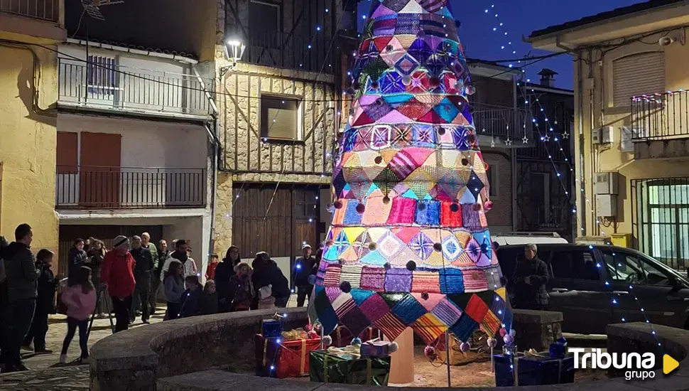 Un árbol de cinco metros elaborado de ganchillo llena de Navidad las calles de Garcibuey