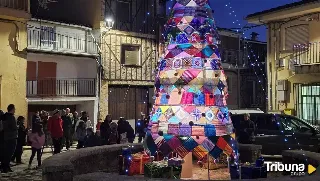 Un árbol de cinco metros elaborado de ganchillo llena de Navidad las calles de Garcibuey