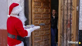 Voluntarios reparten en Paiporta regalos comprados en la zona cero o donados