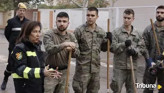 Robles visita a los militares que trabajan en la zona de la dana: "Gracias con mayúsculas"