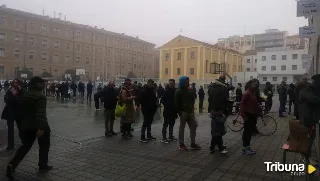 Recogida de dorsales de la San Silvestre Salmantina, a pleno rendimiento