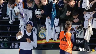 Los jugadores del Real Madrid se rodean de la afición para despedir el año 