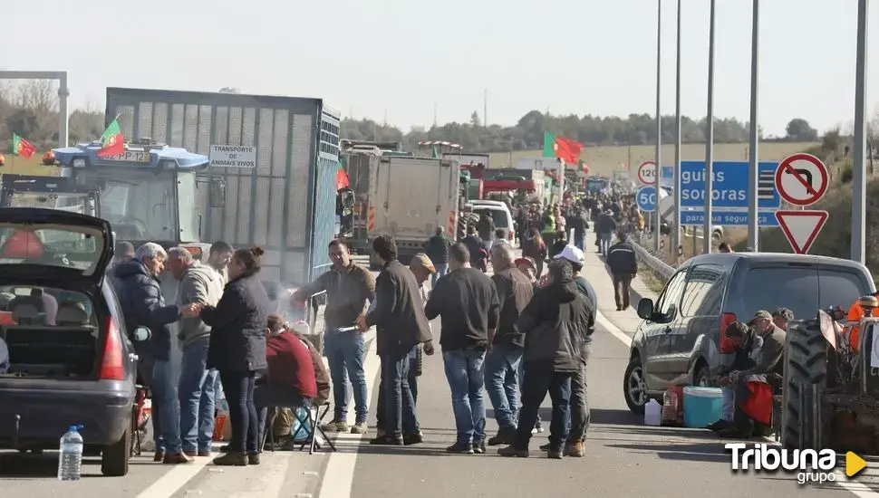 Tractoristas portugueses cortan la autovía fronteriza con Fuentes de Oñoro