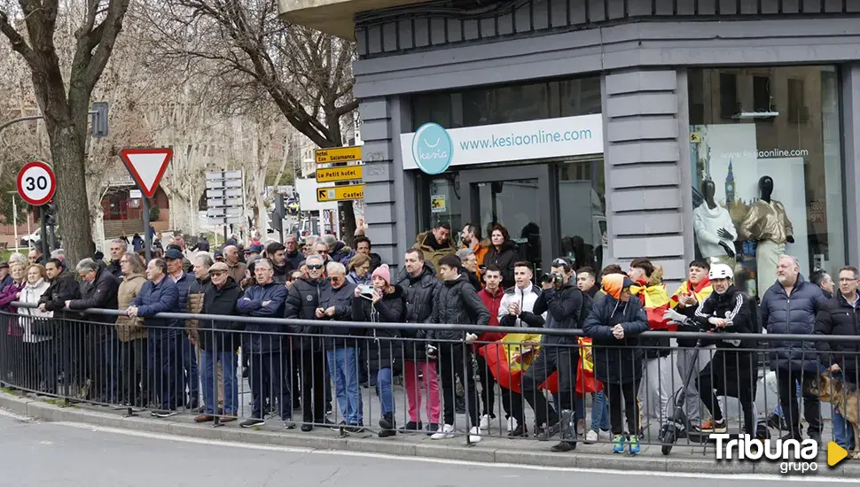 Los salmantinos esperan y reciben con aplausos a los agricultores en el centro de la ciudad