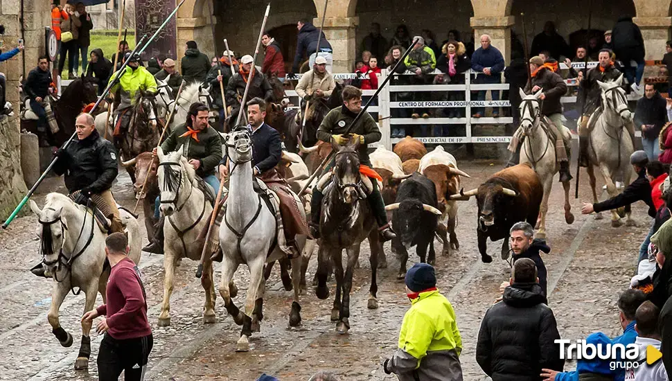 Un espectacular encierro a caballo protagoniza la mañana del domingo en el Carnaval del Toro