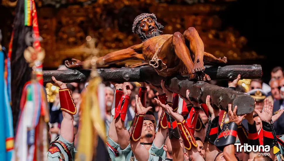 El desembarco de la Legión y el traslado del Cristo de Mena, uno de sus momentos emblemáticos de la Semana Santa