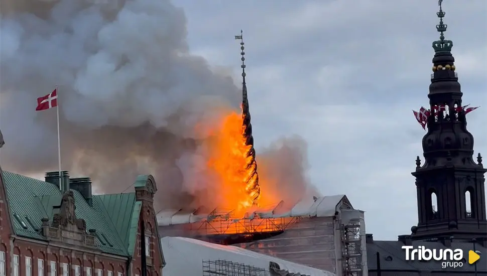 Un incendio arrasa el emblemático edificio de la antigua bolsa de Copenhague 