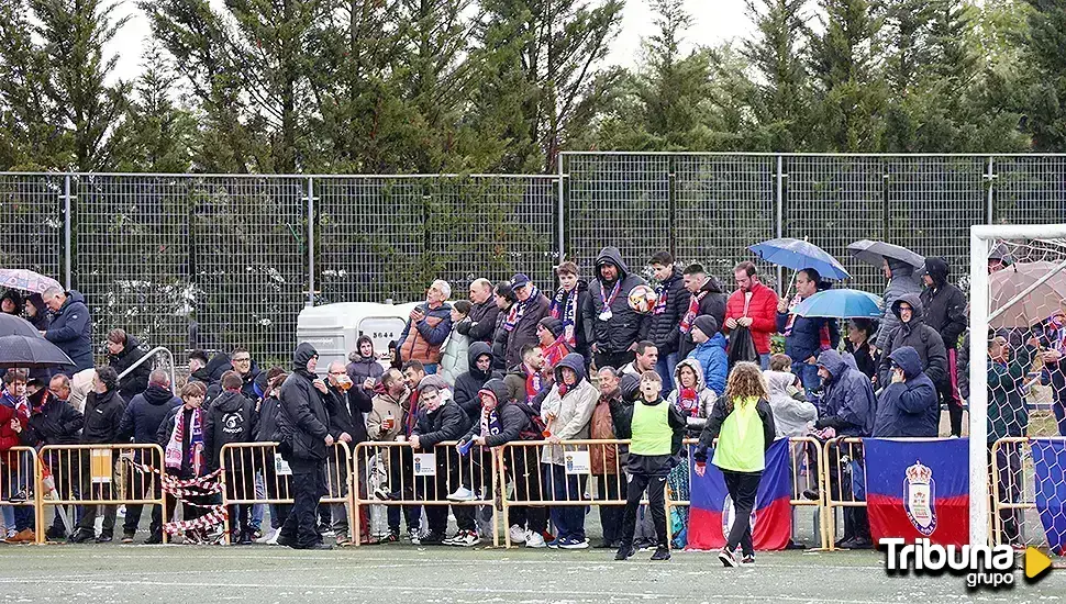 La afición se impuso a lluvia y granizo: Las imágenes del ambientazo en el Santa Marta-Real Ávila