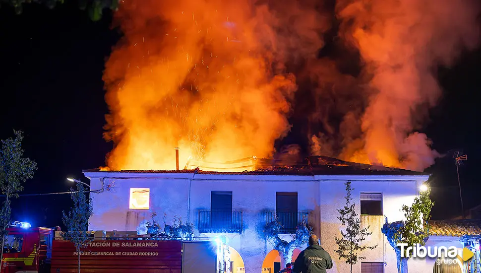 Un incendio arrasa dos viviendas contiguas en la plaza Mayor de Águeda 