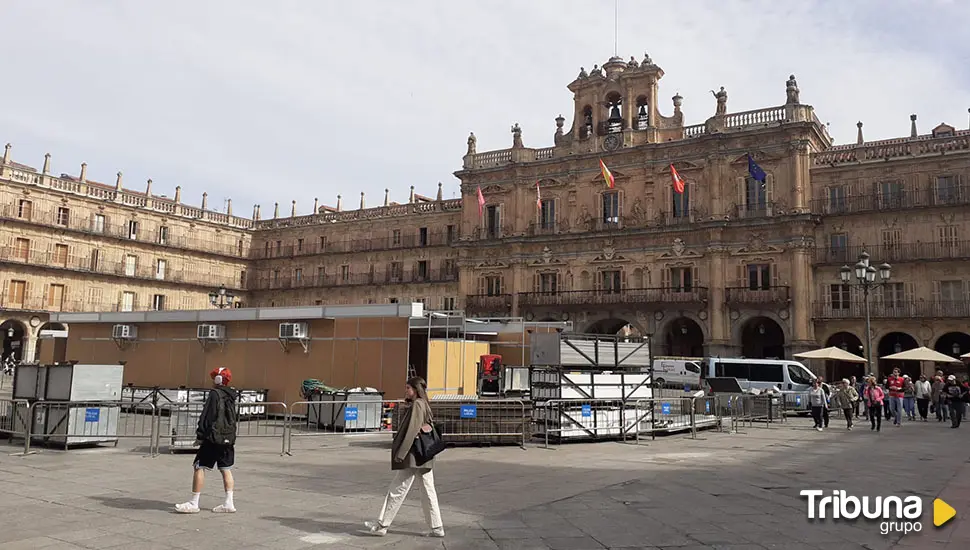 El montaje de casetas en la Plaza anuncia la inminente Feria del Libro de Salamanca