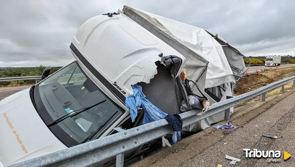 Herido un conductor tras volcar con su camión en la A-62, a su paso por Sancti Spíritus