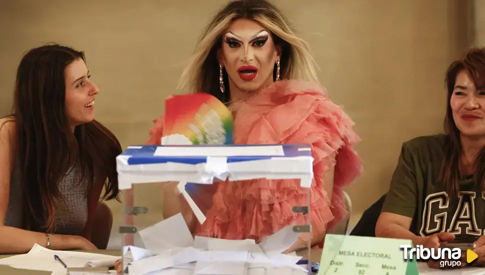 La famosa 'drag queen' Pitita preside una mesa electoral ya preparada para la actuación de esta noche 