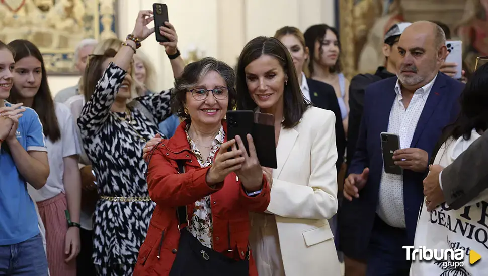 Sorpresa para los turistas del Palacio Real: Felipe y Letizia les dan la bienvenida