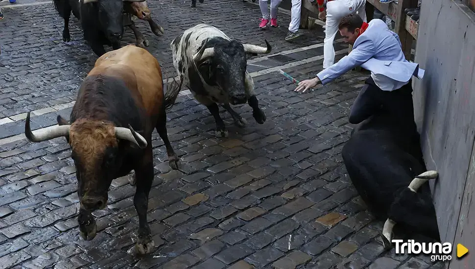 Los Cebada Gago cumplen expectativas y dejan una carrera veloz y peligrosa en el segundo encierro de Sanfermines