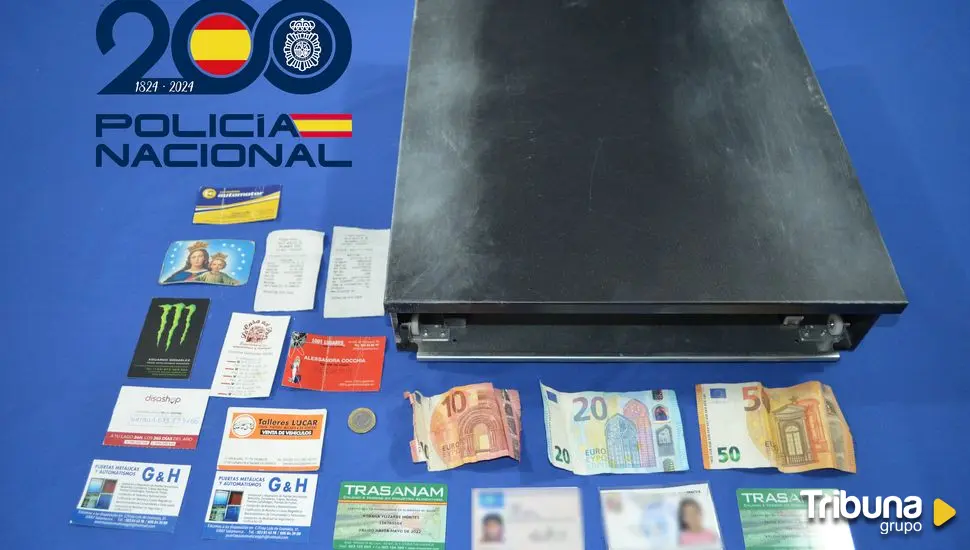 Detenidos por robar el cajón de la caja registradora con 215 euros que arrojaron a un contenedor de basura