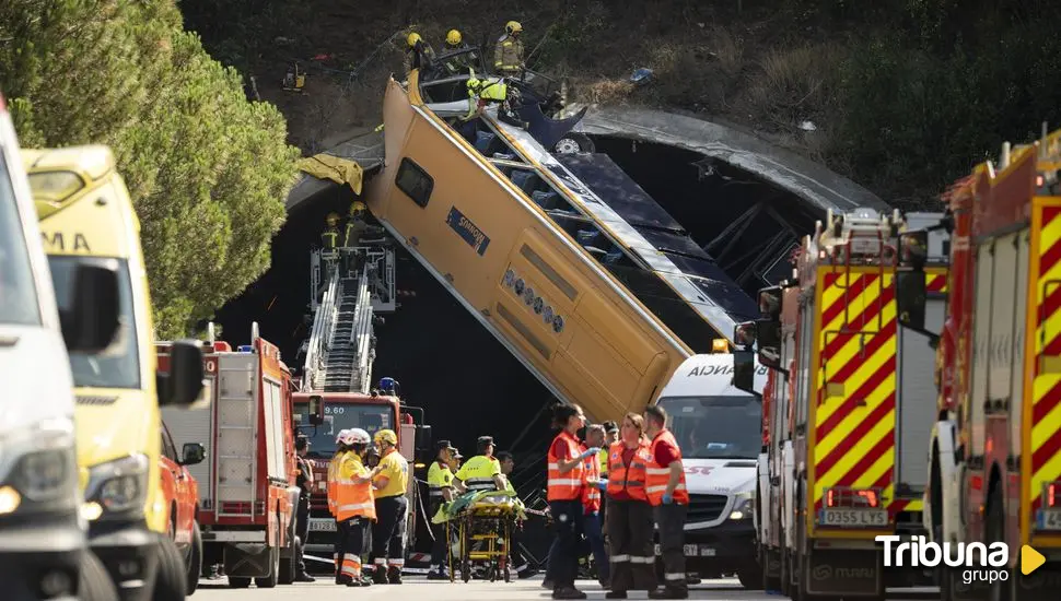 Tres heridos críticos y 22 graves en el vuelco de un autocar a la entrada de un túnel en Pineda