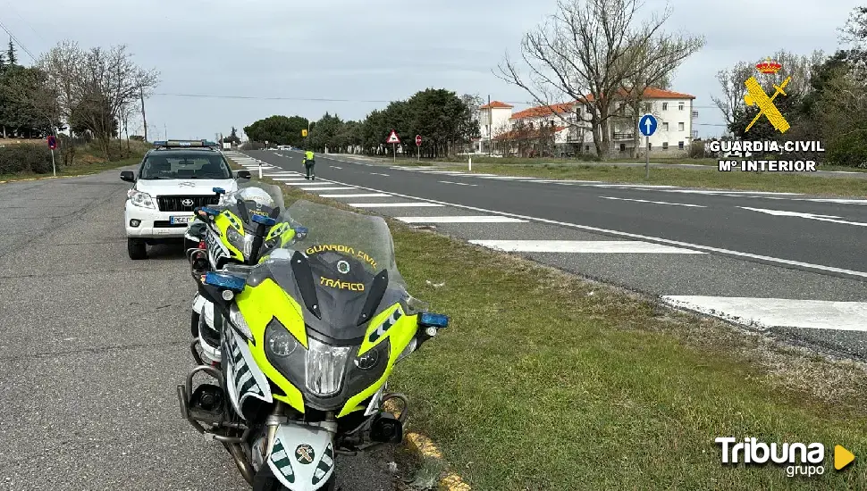 Detenido por conducir sin carnet, atropellar a un ciclista y circular con él en la baca durante un kilómetro