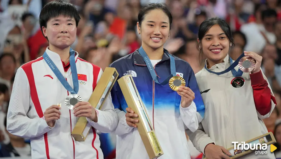 El precioso gesto de Bing Jiao con Carolina Marín en el podio del badminton