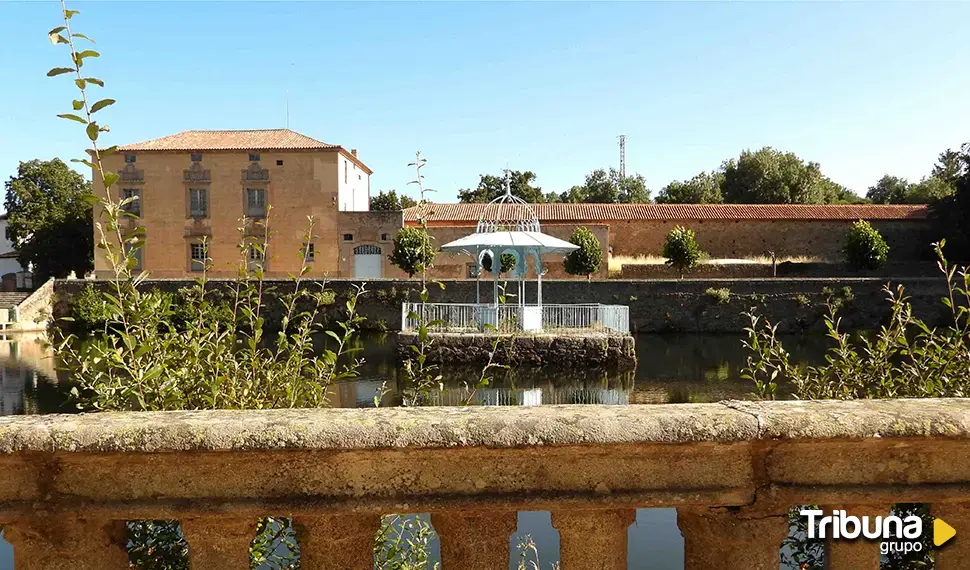 Las denuncias por el estado del Bosque de Béjar no cesan: el BIC se queda sin jardinero 