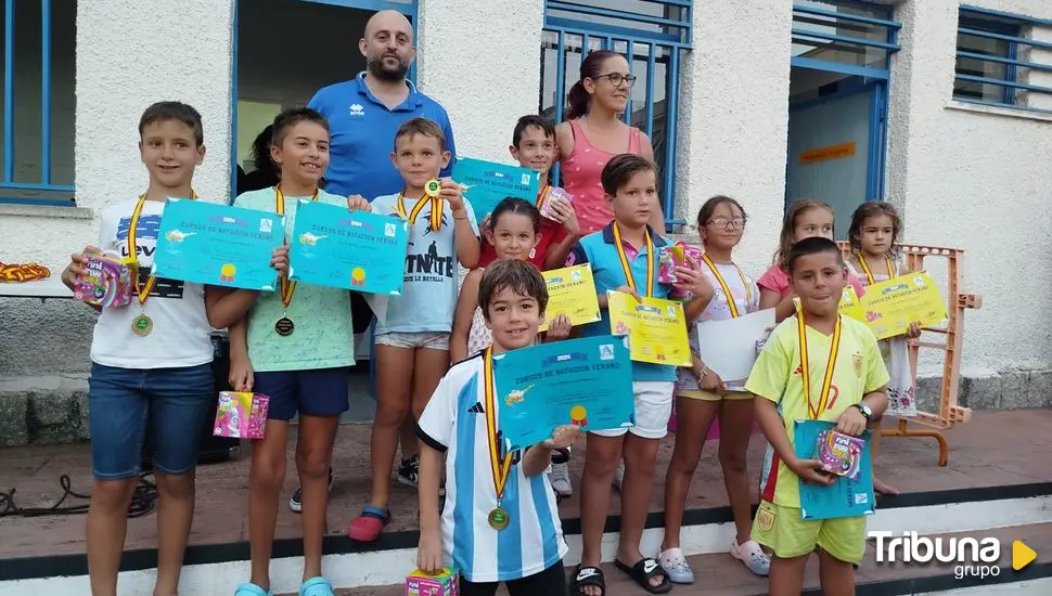 Entrega de medallas a los 110 niños de los cursos de natación en Carbajosa