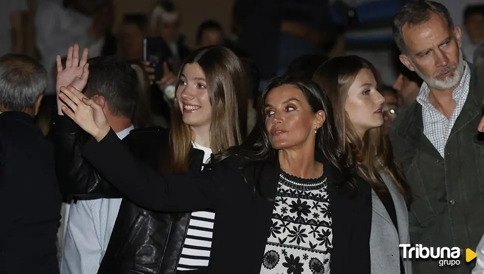 La infanta Sofía inicia su curso en Gales mientras la princesa Leonor disfruta con amigos de un chiringuito 