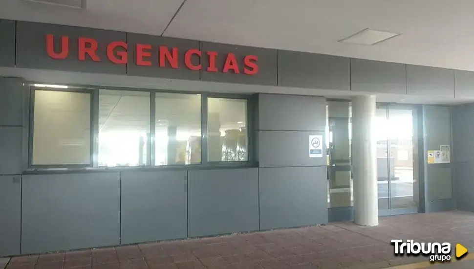 Los bomberos de Salamanca rescatan a un trabajador herido tras caer por un terraplén junto al hospital