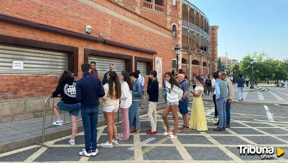 La cola se repite en La Glorieta para no faltar a la Feria Taurina