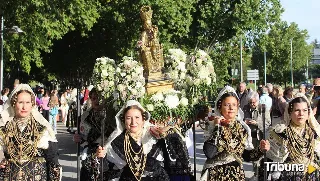 Ofrenda floral en honor de la Virgen de la Vega: la reina de Salamanca ya recorre sus calles