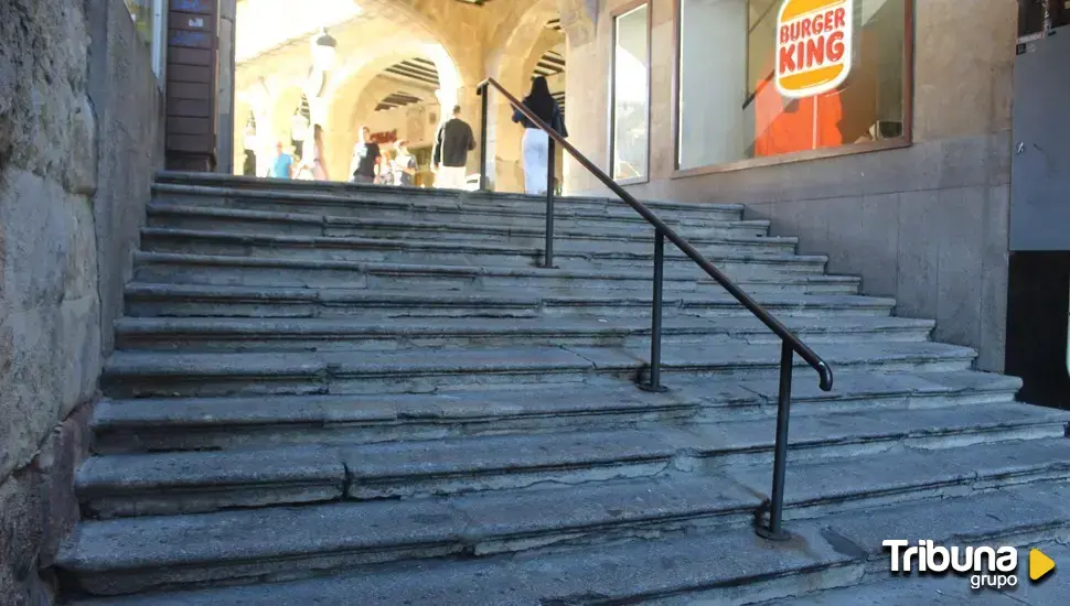 La puesta a punto que espera a las escaleras de la Plaza Mayor: nuevos peldaños, pasamanos y "losas táctiles"