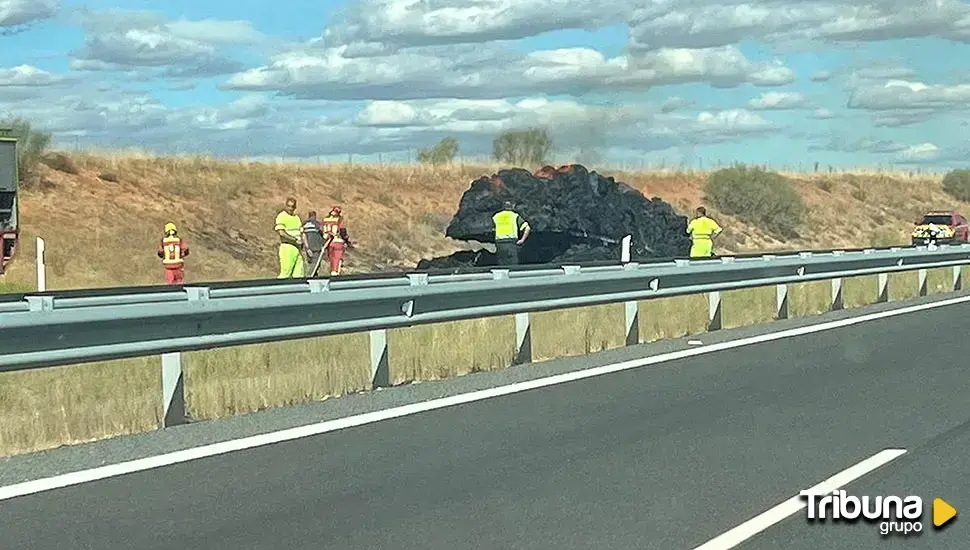 Calcinado un camión después de incendiarse en la A-50