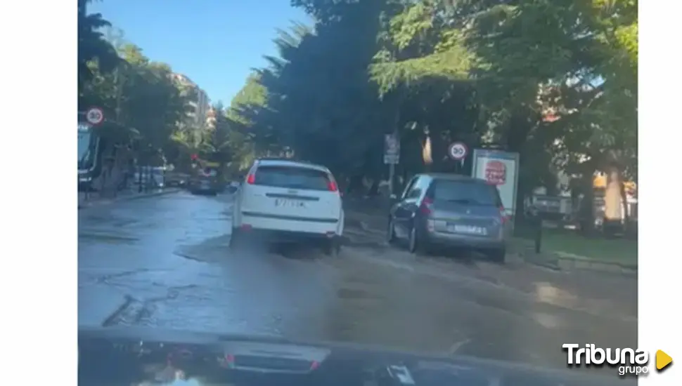 El reventón de una tubería inunda la carretera en el paseo de San Vicente 