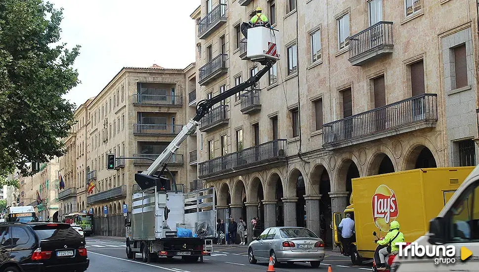 Salamanca da el primer paso hacia la Navidad: colocan el cableado para las luces decorativas