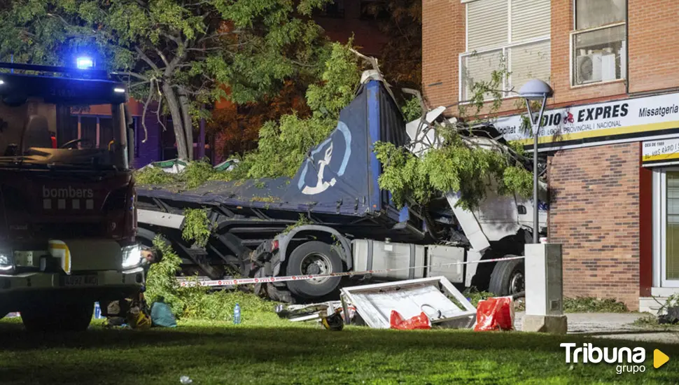 Fallece un camionero tras colisionar con siete coches y empotrarse contra un edificio en Lleida 