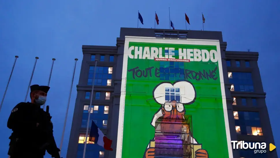 Charlie Hebdo diez años después, fiel a su filosofía pero con un redacción oculta y dibujantes protegidos