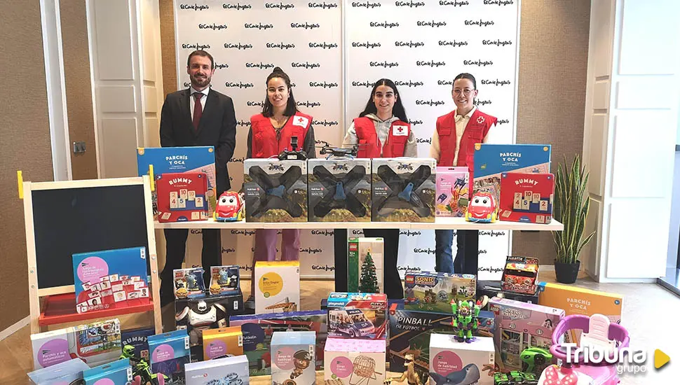 Entrega de juguetes a Cruz Roja en El Corte Inglés de Salamanca