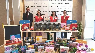 Entrega de juguetes a Cruz Roja en El Corte Inglés de Salamanca