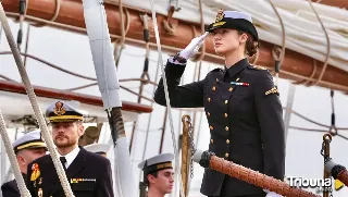 Lágrimas, sonrisas y fotos con el móvil en el adiós de los reyes a la princesa Leonor para su travesía en El Cano