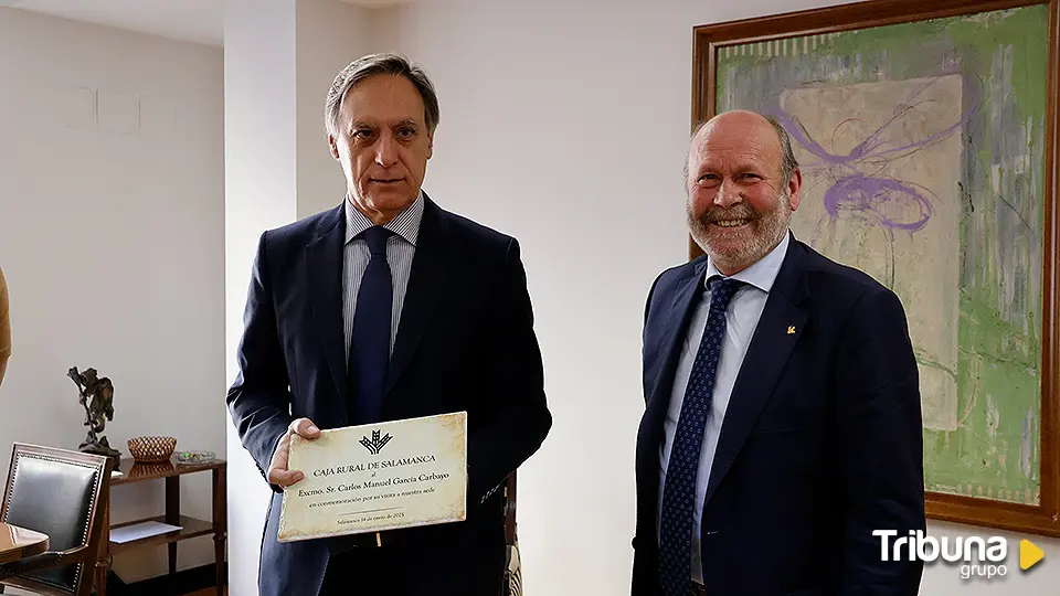 El alcalde conoce de primera mano los proyectos de Caja Rural Salamanca en la visita a sus instalaciones