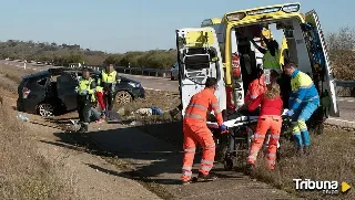 Dos personas heridas graves tras la salida de vía de un vehículo en Martín de Yeltes 