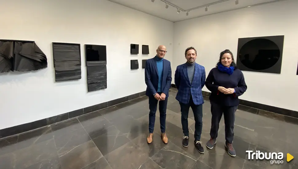 El artista Antonio Navarro reflexiona sobre el silencio en una exposición en la Sala Tragaluz de Santa Marta