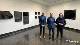 El artista Antonio Navarro reflexiona sobre el silencio en una exposición en la Sala Tragaluz de Santa Marta