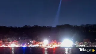 Un avión con 64 pasajeros y un helicóptero militar chocan y caen al Potomac, en Washington