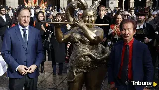 Salamanca estrena 'su' Año Nuevo Chino con una nueva escultura de Xu Hongfei en la Plaza Mayor