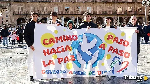 Alumnos del colegio Amor de Dios celebran el Día de la Paz con un emotivo acto en la Plaza Mayor