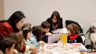 Los niños demuestran su destreza con las manualidades chinas en la Torre de los Anaya