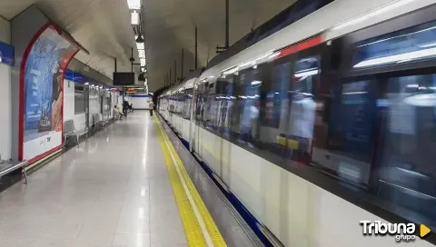 Dos individuos disparan al aire con fusiles en una estación de metro de Bruselas