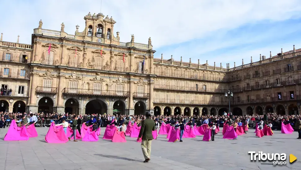 Exhibición de toreo de salón por los alumnos de la Escuela de Tauromaquia en la Plaza Mayor