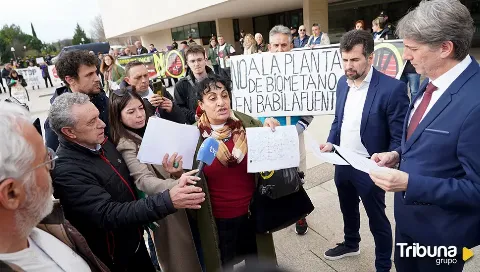 La provincia de Salamanca, presente en la protesta contra las macro-plantas frente a las Cortes 