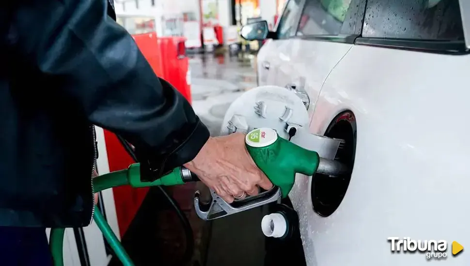 Esto es lo que cuesta llenar el depósito del coche: leve bajada del precio de la gasolina y el gasóleo 