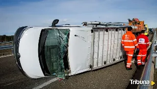 Aparatosa salida de vía con vuelco de una furgoneta en la A-62 a su paso por Aldehuela de la Bóveda